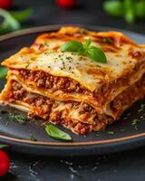 ai gegenereerd heerlijk ultieme vlees lasagne Aan een grijs bord met tomaten in de omgeving van het foto