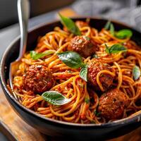 Italiaans spaghetti en gehaktballen in een kom foto