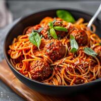 Italiaans spaghetti en gehaktballen in een kom foto