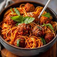 Italiaans spaghetti en gehaktballen in een kom foto
