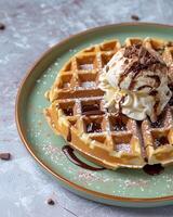 ai gegenereerd wafel met ijs room en chocola Aan top Aan een licht groen bord foto