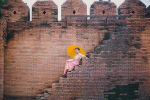 zuiden Aziatisch meisje en tha phae poort Bij oud stad in Chiang mai Thailand foto