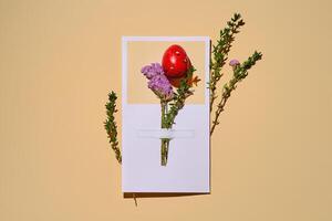 Pasen kaart met een rood kwartel ei Aan een beige achtergrond. foto