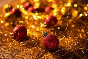 nieuw jaar ballen zijn rood Aan goud klatergoud. foto