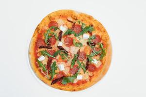 heerlijk Italiaans pizza over- wit achtergrond top visie foto