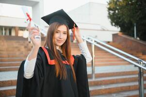 portret gelukkig vrouw Aan haar diploma uitreiking dag Universiteit. onderwijs en mensen. foto