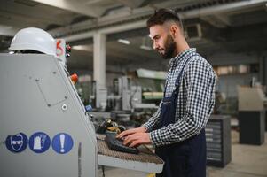 portret van een arbeider in uniform Bij de fabriek foto