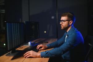 mannetje programmeur werken Aan bureaublad computer Bij wit bureau in kantoor foto