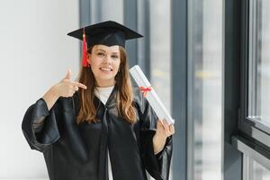 diploma uitreiking leerling staand met diploma foto