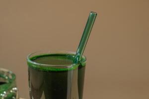 biologisch blauw groen algen spirulina ontgiften drinken in glas poeder voedsel. Gezondheid eiwit cocktail smoothie van chlorella. vitamines en mineralen naar eetpatroon. prebiotisch en antioxidant rijk dieet supplement zeewier superfood concept foto