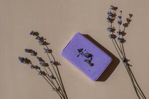 handgemaakt Purper lavendel zeep met lavendel bloemen. natuurlijk hydraterend vochtinbrengende crème zachtheid kunstmatig. biologisch rustgevend schoonheid huidsverzorging Product. kruiden zelf zorg welzijn alternatief zeep. kopiëren ruimte foto