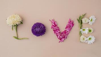 woord liefde gemaakt van kleurrijk bloemen Aan vrouwelijk beige achtergrond. concept van viering vakantie valentijnsdag dag Dames dag Wieden verjaardag. groet kaart minimalistisch foto