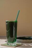 biologisch blauw groen algen spirulina ontgiften drinken in glas poeder voedsel. Gezondheid eiwit cocktail smoothie van chlorella. vitamines en mineralen naar eetpatroon. prebiotisch en antioxidant rijk dieet supplement zeewier superfood concept foto