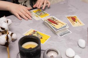 tver, Rusland - februari 18, 2024. tarot kaarten, tarot kaart waarzeggerij, fortuin vertellen. occultisme, esoterisch onderwijs. foto