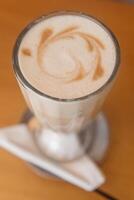 latte in een glas glas, ontbijt in een cafe. foto