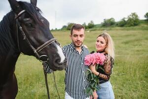 liefhebbend paar met paard Aan boerderij foto