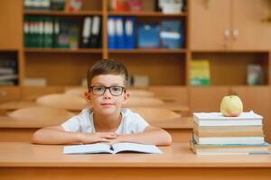 school- jongen in klas Bij les foto