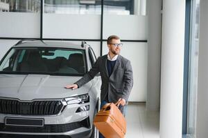 Mens minded klant mannetje koper cliënt in pak Kiezen auto naar Gaan kijken terzijde willen kopen nieuw auto- in auto toonzaal voertuig salon handel op te slaan motor tonen binnen- verkoop concept foto