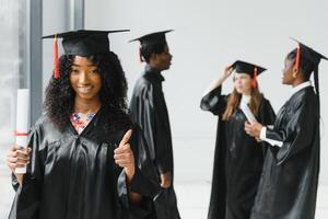optimistisch jong Universiteit afgestudeerden Bij diploma uitreiking foto