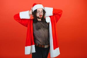 nieuw jaar homo feest. een homo Mens in een de kerstman pak. lgbt concept. foto