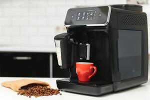 wazig achtergrond van keuken en koffie machine met rood kop en ruimte voor u foto