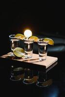 tequila met limoen Aan een donker achtergrond foto