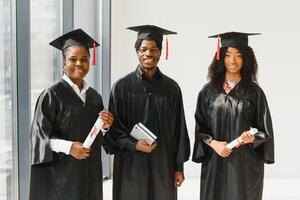 optimistisch jong Universiteit afgestudeerden Bij diploma uitreiking foto