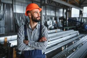 fabriek arbeider maatregelen de metaal profiel foto