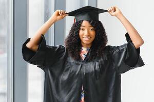 mooi Afrikaanse vrouw leerling met diploma uitreiking certificaat foto