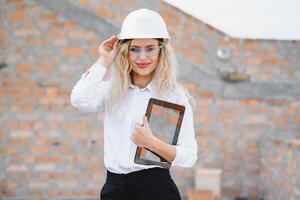 Dames ingenieur kijken Bij gebouw glas. foto