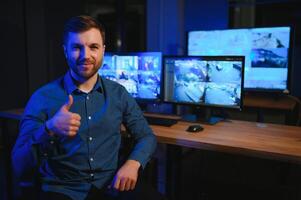 mannetje veiligheid bewaker in toezicht kamer foto