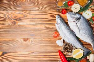 rauw dorado en forel vis met specerijen Koken Aan snijdend bord. vers vis dorado foto