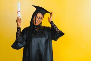 vrolijke Afro-Amerikaanse afgestudeerde student met diploma in haar hand foto