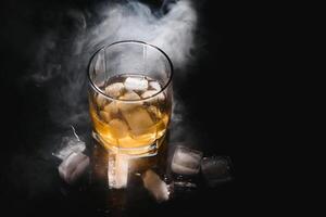 glas whisky en ijs foto