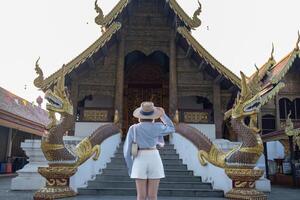 reiziger Aziatisch vrouw op reis en wandelen in Bangkok Chiang mai tempel, Thailand, backpacker vrouw gevoel gelukkig uitgeven kom tot rust tijd in vakantie reis foto