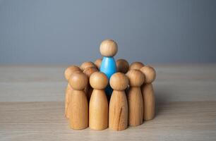 groep leider. veelbelovend kandidaat. aanwijzen een werknemer voor hoger na. carrière vordering en sociaal tillen. in dienst nemen door wedstrijd. krijgen een salarisverhoging. Cadeau een werknemer met een Promotie. getalenteerd foto