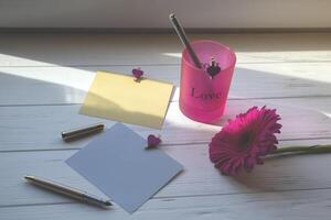 kleurrijk leeg kaarten en bloem Aan een wit houten bureau. foto