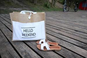 strand zak en omdraaien flops Aan een houten verdieping buitenshuis. foto