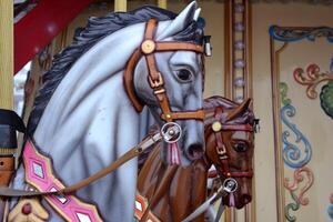 wijnoogst Europese carrousel in een park. vrolijk Gaan ronde paarden. retro stijl carrousel. foto