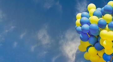 geel en blauw ballonnen. groot bundel van ballen. ballon achtergrond met plaats voor tekst. foto