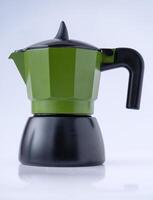 geiser koffie maker Aan wit achtergrond. Italiaans mokka pot. foto