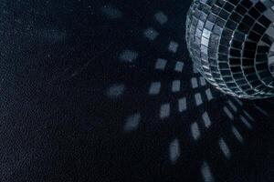 spiegel disco bal. zwart achtergrond. foto