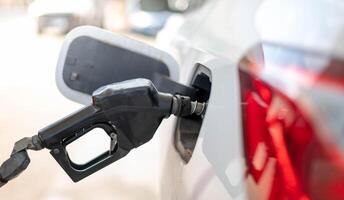 de mondstuk brandstof vullen olie in auto tank Bij pomp gas- station foto