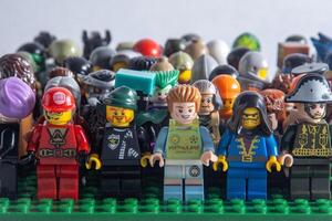 Lego mini figuren reeks van verschillend. spel speelgoed- Mens. kinderen spel bouwer bakstenen. menigte van vrienden. Oekraïne, kyiv - januari 17, 2024. foto