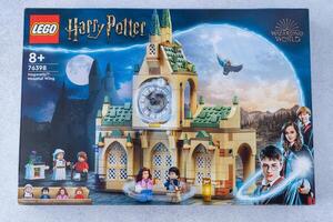 Lego bouwer doos gebaseerd Aan de Harry pottenbakker boeken door jk roeien. kasteel spel reeks voor kinderen en fans. Oekraïne, kyiv - januari 17, 2024. foto