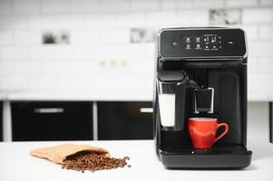 modern espresso koffie machine met een kop in keuken foto