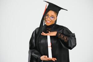 vrolijke Afro-Amerikaanse afgestudeerde student met diploma in haar hand foto