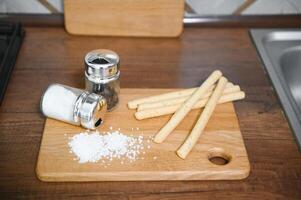 handgemaakt houten snijdend bord in de keuken foto