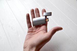 Mens Holding een USB aansteker in zijn handen. foto