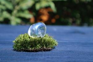 aura kwarts Aan een blauw houten achtergrond, dichtbij omhoog. foto